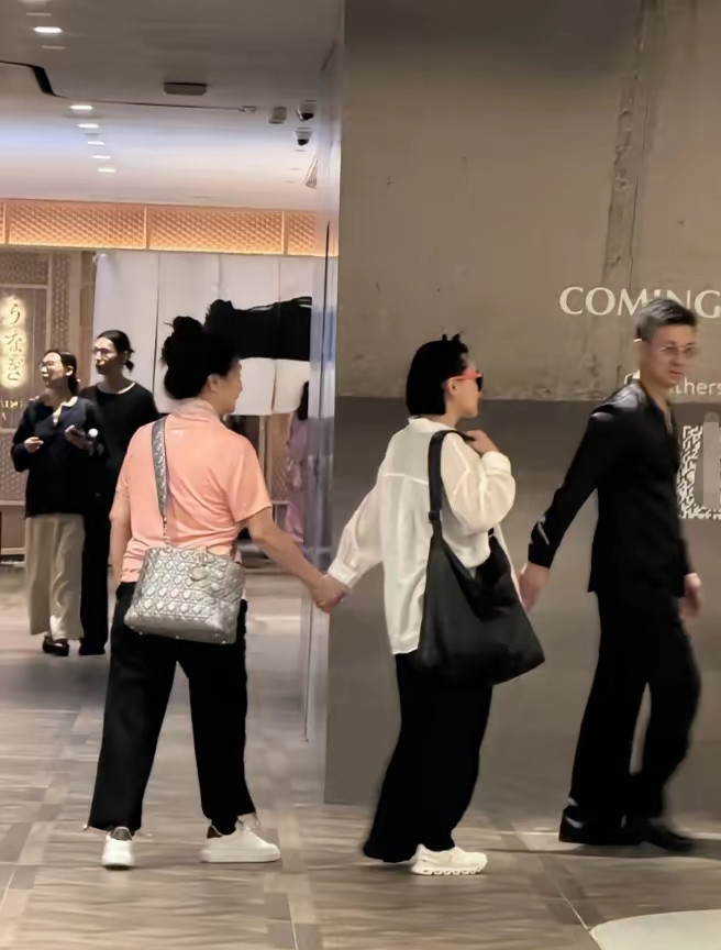 小S许雅钧陪伴S妈现身香港，S妈特意染黑了头发，一身橘粉色休闲装看着很年轻，许雅钧也看不出快六十岁的