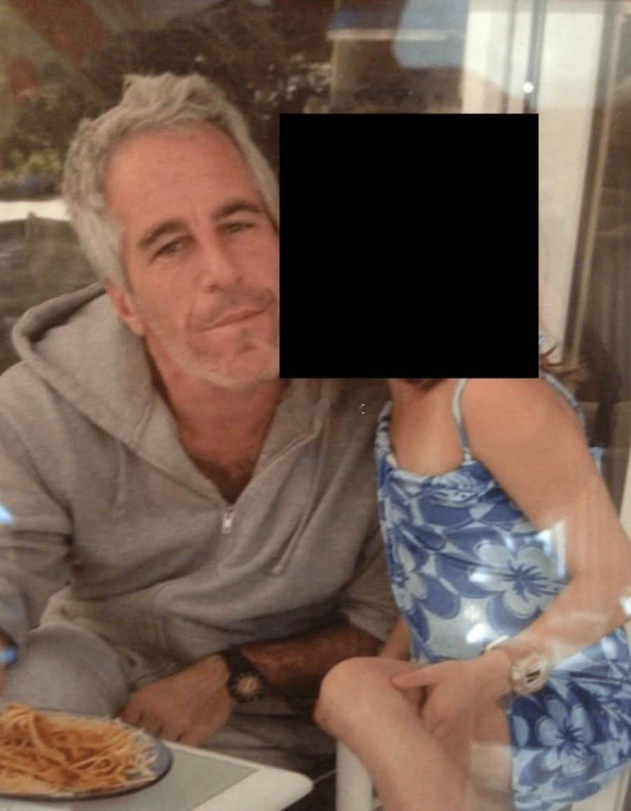 这个孩子怎么看也就10岁吧。畜生。爱泼斯坦