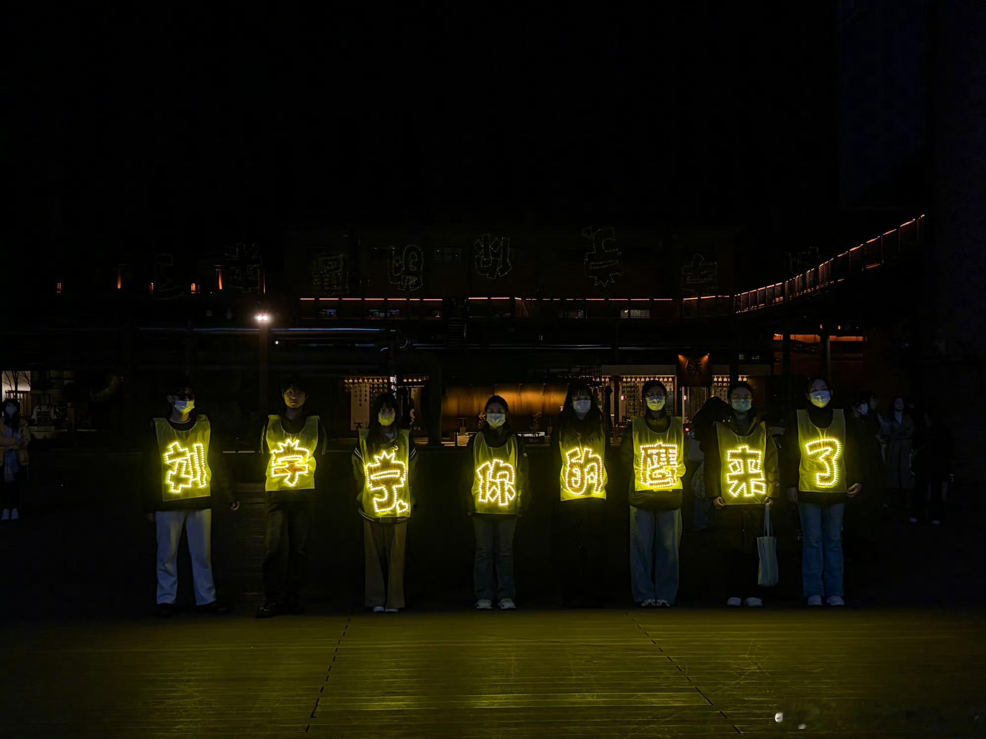 刘宇宁这舞台也太顶了吧！全开麦稳得像CD，声线又苏又有穿透力，情感拿捏得绝了，连