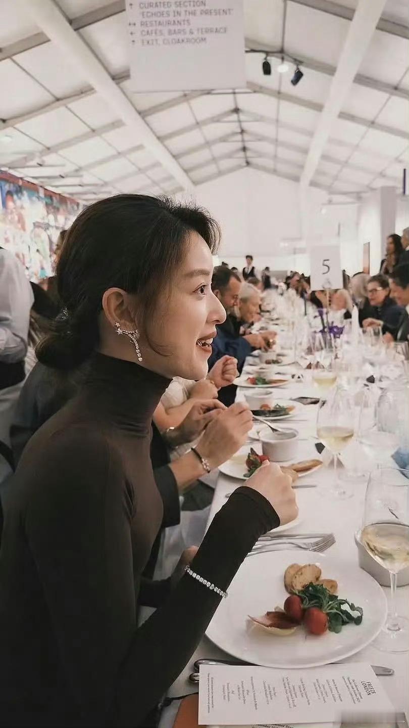 章泽天的耳环被指价值77.5万元但是一眼看过去，你注意到的还是她本人，在绝对的容