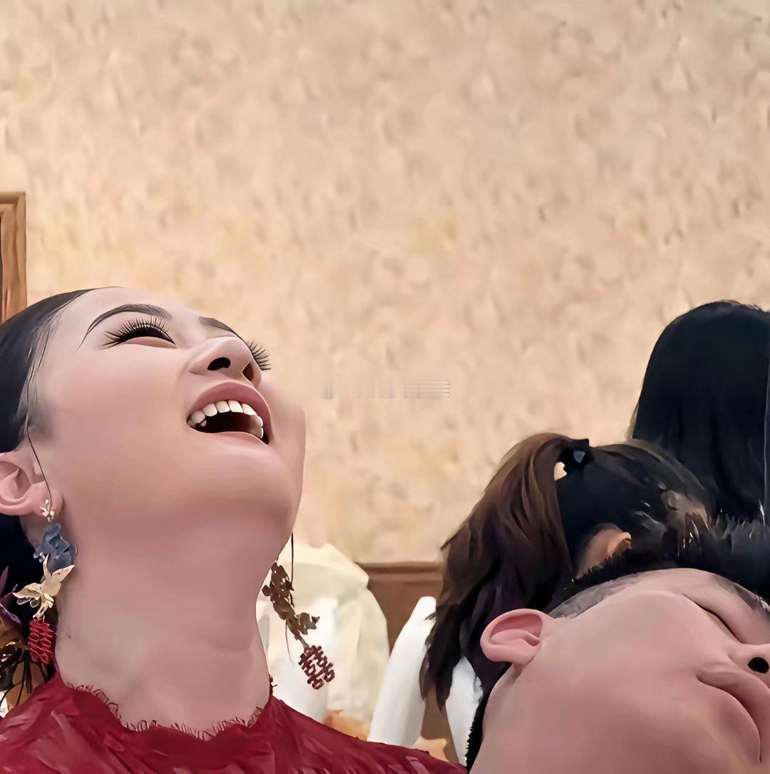 娶到这样的老婆这小伙子是做了什么好事啊，看着都让人羡慕​​​