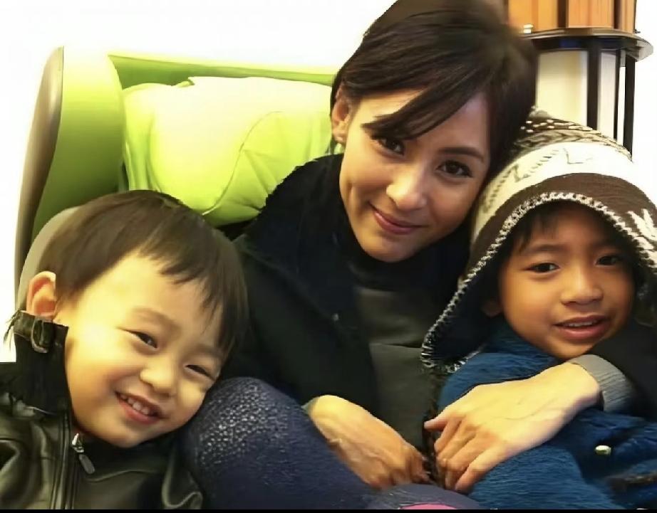 张柏芝貌美、独立又能干。虽然她和谢霆锋的婚姻走散了，但她带娃做妈很成功。两个