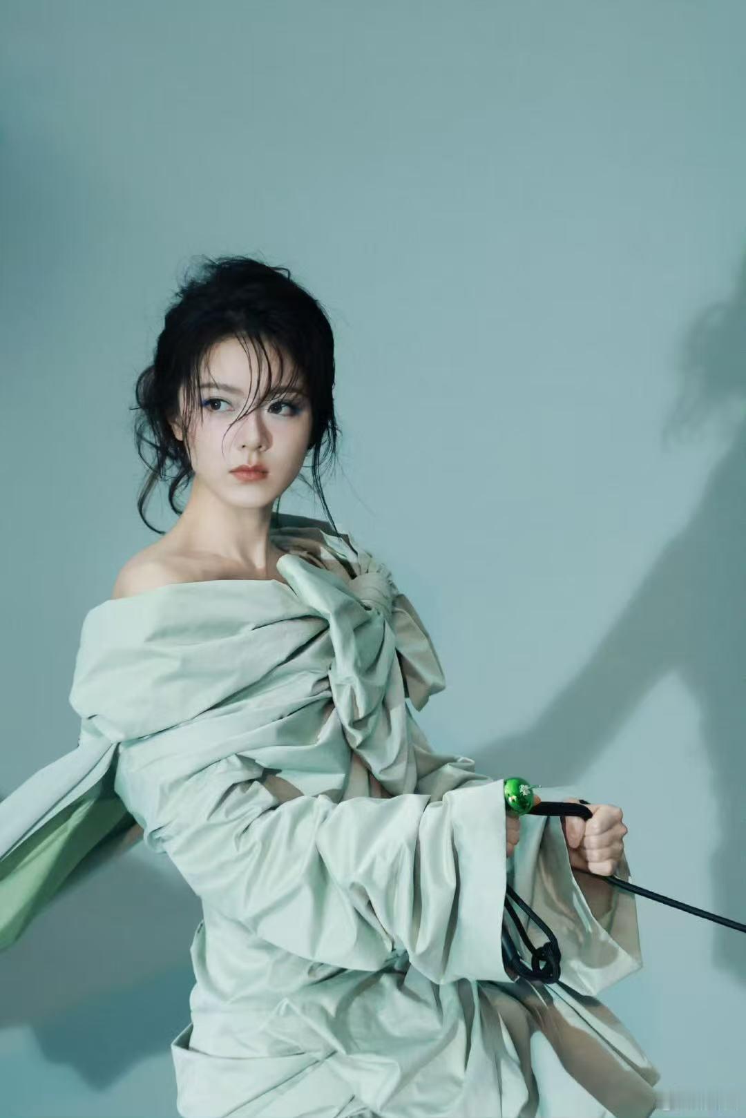 赵今麦薄荷曼波大片​​​轻盈灵动的少女感要溢出屏幕啦～麦麦这套薄荷曼波妆造太美
