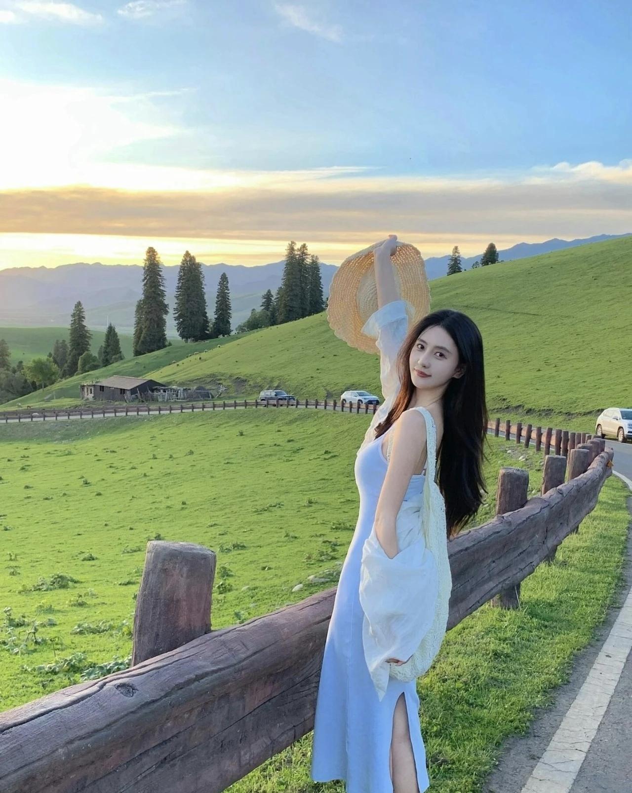 在青翠的山丘间，她轻盈地微笑，仿佛时间在此刻静止。