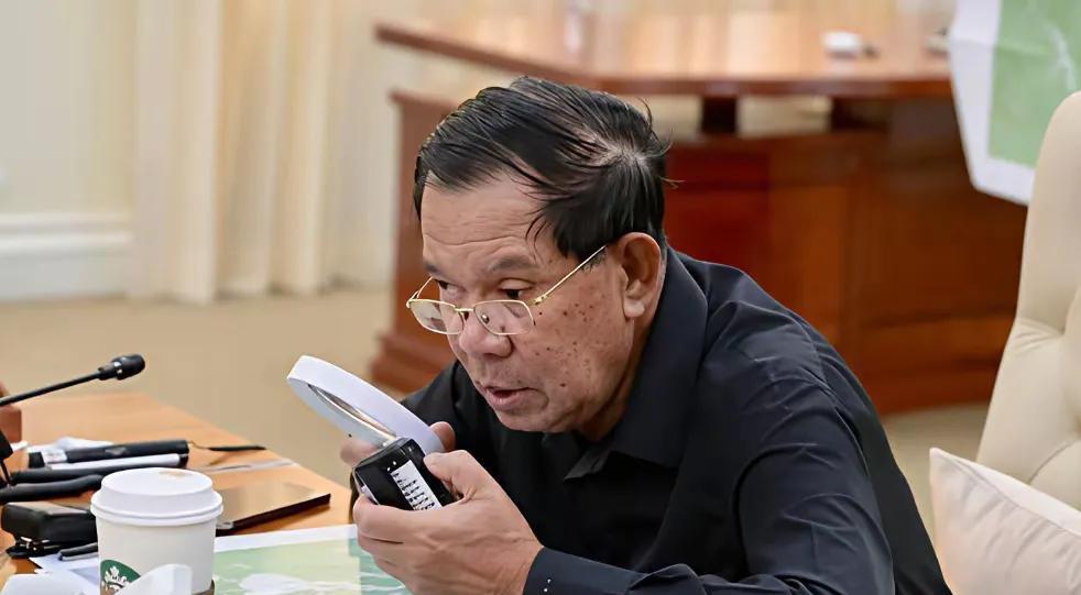 柬埔寨前首相洪森已经是年老体迈了。这时候他并不知道泰国的强大，仍然去招惹泰国，并