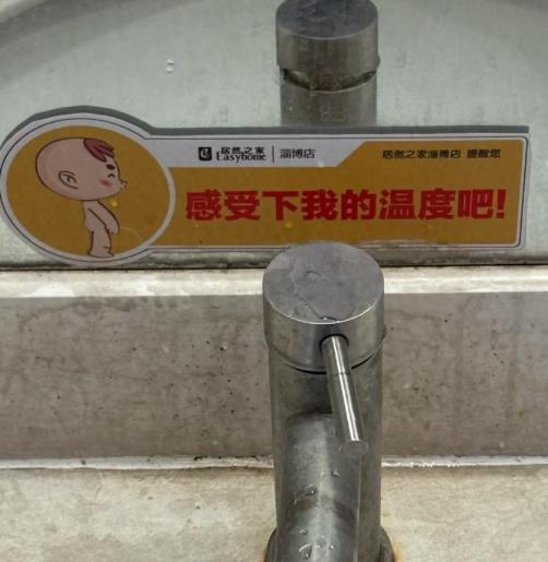 “辣眼睛！”帮视频5月10日报道，山东淄博，一女子在商场上完厕所，走到洗手台，刚