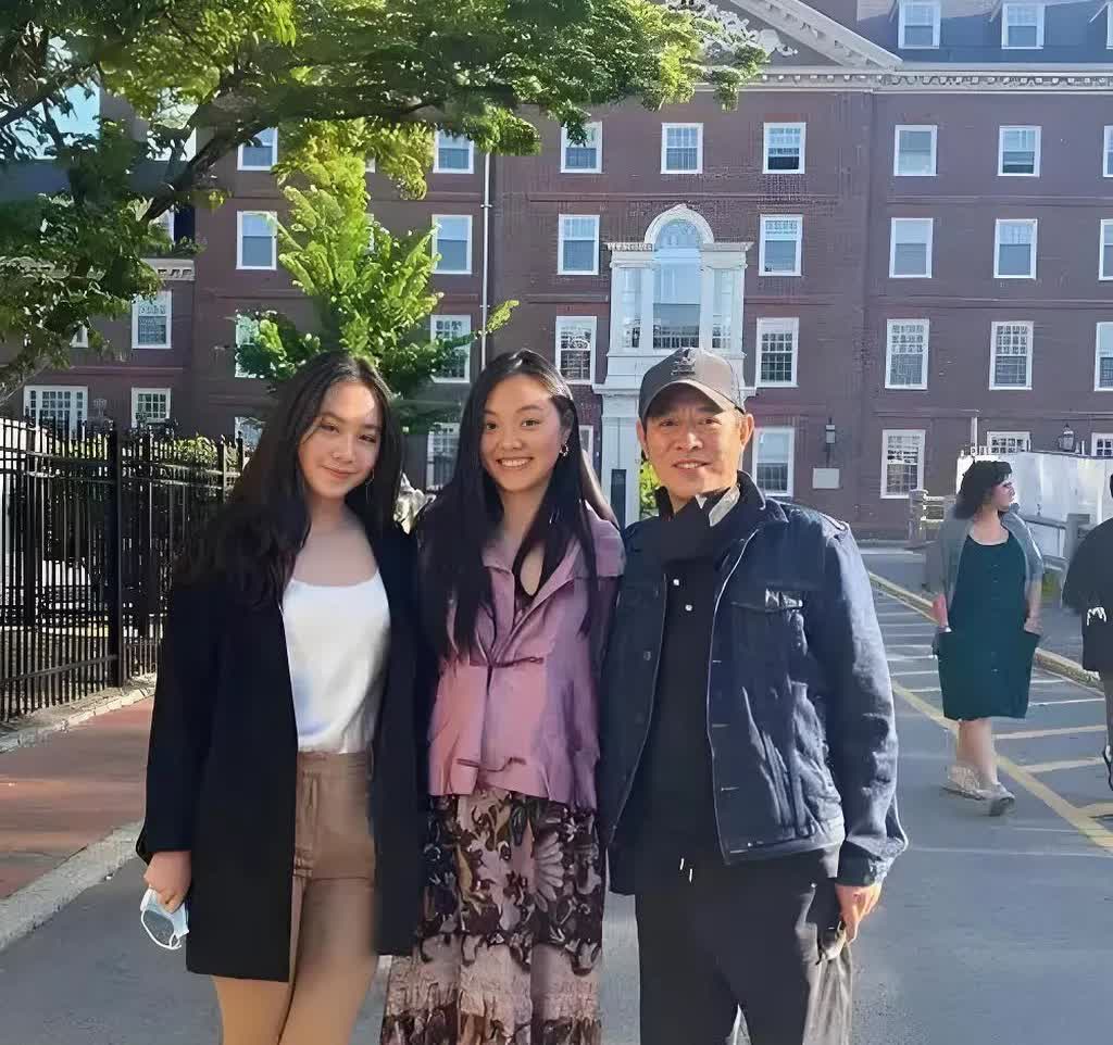 这是李连杰和两个女儿在哈佛大学拍的照片！大女儿李真好长的像妈妈利智，毕业于哈佛大