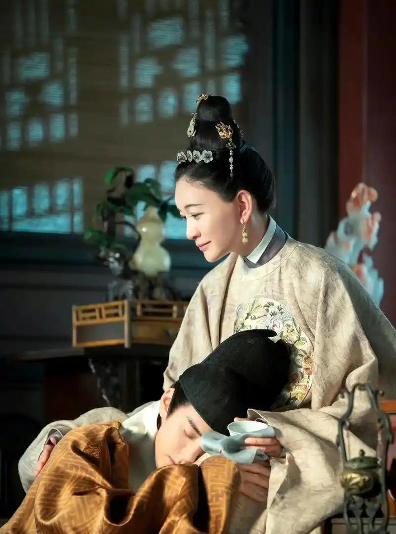 1462年，15岁的太子朱见深正在洗澡时，从小照顾他的乳娘进来加水。朱见深见状，