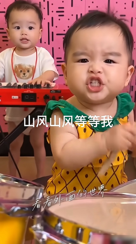 汪小菲当着马筱梅的面，刷到网友给小汪宝剪的AI视频，直接来了一句：麻六记官方号没这创意。这话一出，等