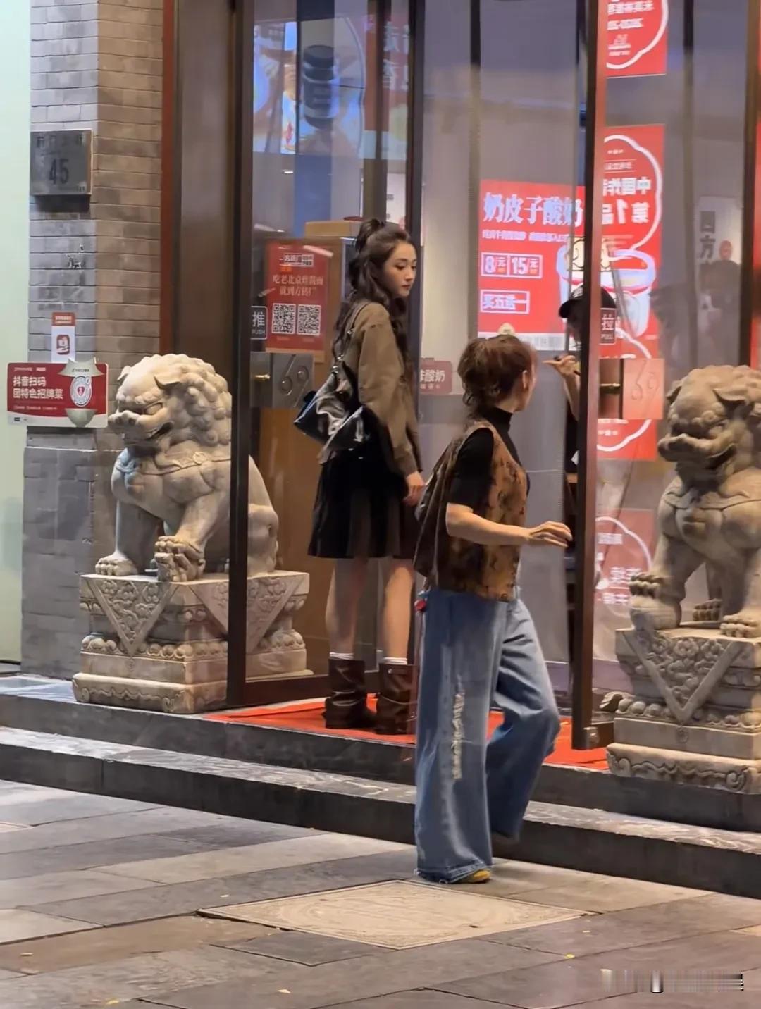 关晓彤是真不上镜啊，无美颜生图竟然比精修图漂亮，这大长腿可真好看！她和朋友聚餐