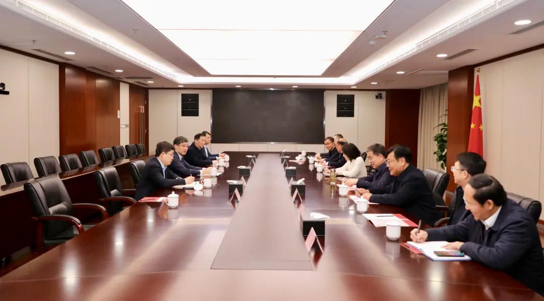 3月13日，江苏省国投集团总经理、党委副书记童玮一行到徐矿集团考察交流，双方共叙