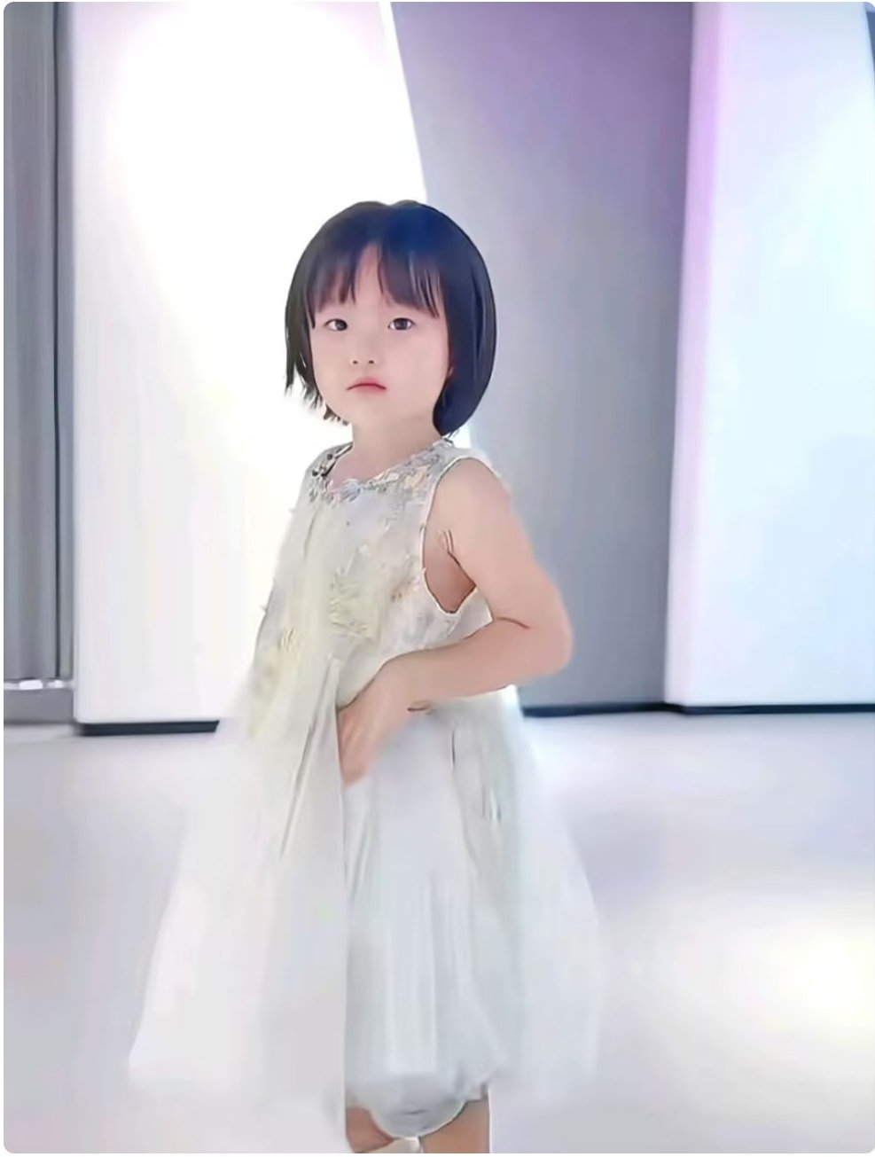 黄一鸣女儿闪闪签约MCN，担任形象大使！直播被永久封禁，或转战线下