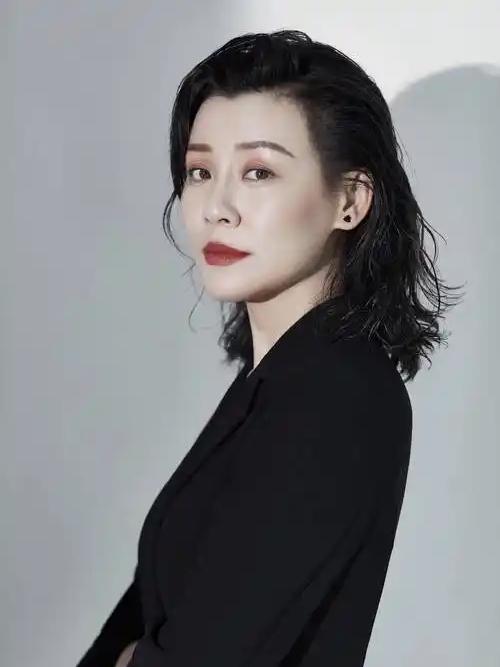 主持人问刘琳：“你常年在外拍戏，孩子谁带？”她说，孩子小的时候两个人轮流带，