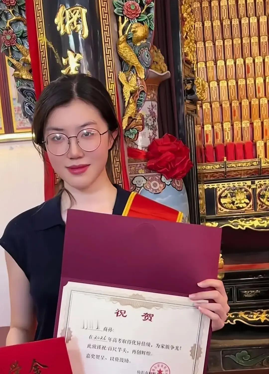 这个广东高考女生彭梓莹考上了中山大学也是光宗耀祖了，在广东人眼里中山大学仅次于清