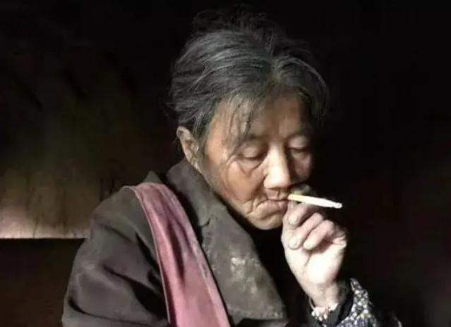 甘肃一60岁女流浪汉住破窑洞，却每天把自己收拾的整整齐齐，去垃圾场捡砖块，村民问