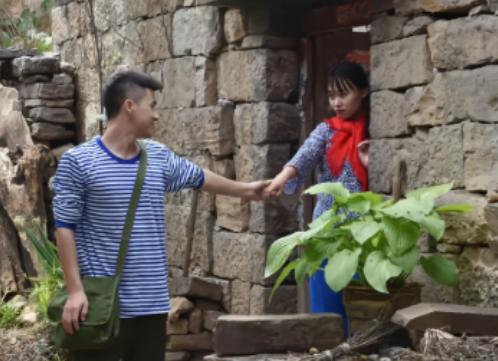 1976年，知青张连成不顾父母反对，娶了农村姑娘，10年后，带3孩子回来，谁知，