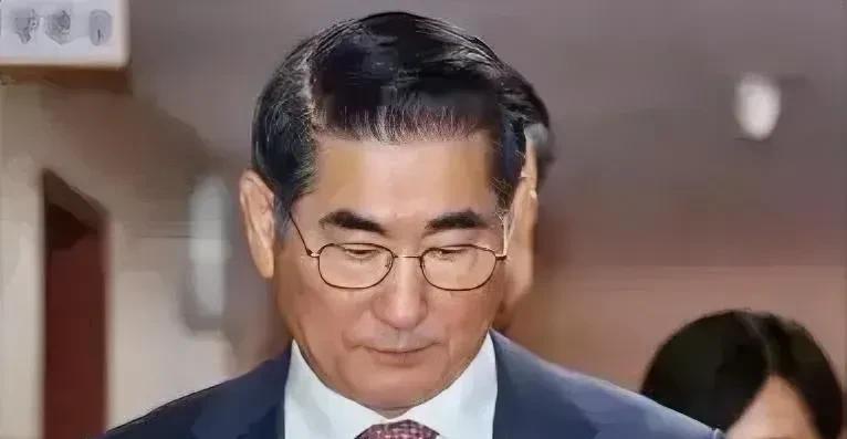 韩国首尔地方法院法官池贵渊昨天宣布，将于6月26日释放前国防部长金龙显大将。这消