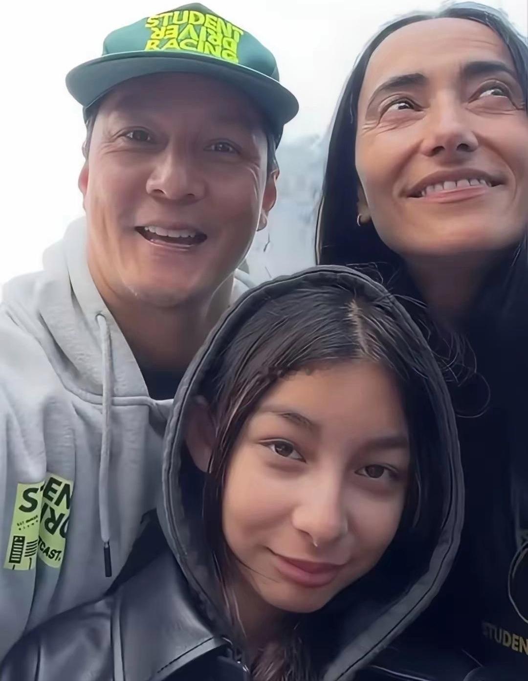 中秋节吴彦祖晒出一家三口全家福，13岁女儿难得出镜。照片里的吴彦祖轻微发福，状态松弛，虽然没有当年电