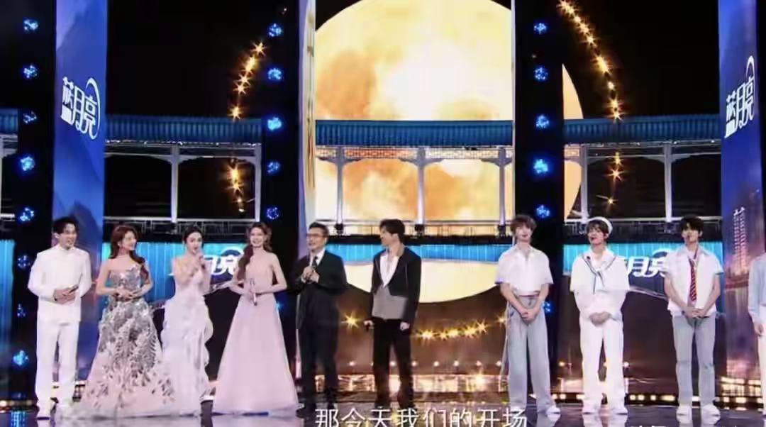 芒果台晚会：舞台爆火，主持却尬到没眼看！芒果台晚会的舞台，舞美向来顶流，这次苏