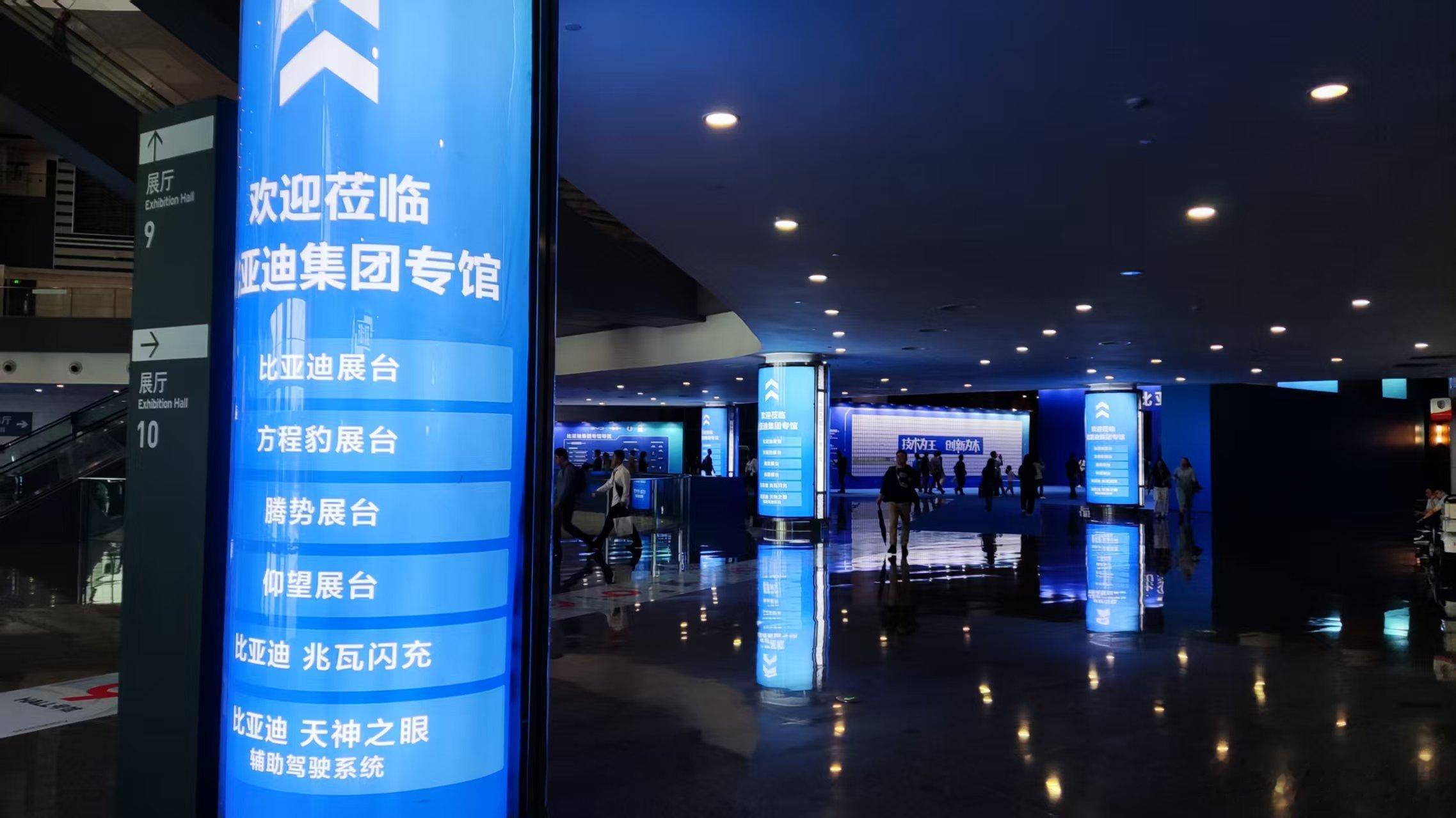 2025成都国际车展比亚迪集团专馆简直就是“王炸天团”！一进去比亚迪展台，就跟