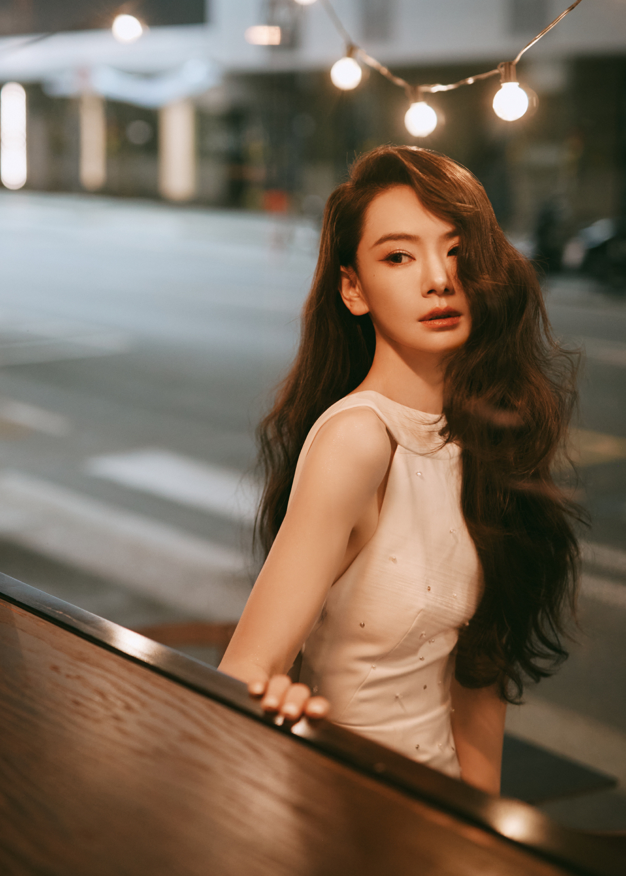 戚薇米兰时尚图鉴：中式典雅瓷白之美。戚薇
