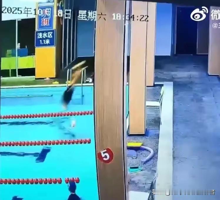 痛心！体育教师带女游泳意外身亡，16分钟救生员未介入引争议。10月18日，
