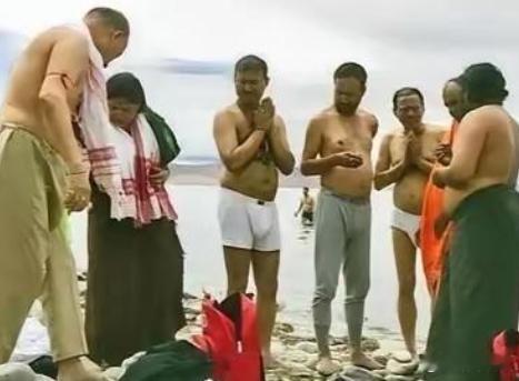 西藏阿里普兰县的玛旁雍措湖，是藏族群众心中的圣湖，当地人从不踏入湖水，祈福时会将