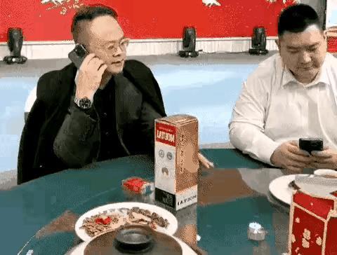 这种顺手牵羊的功夫，能够练到这种炉火纯青的程度，不管是刻意而为之，还是在搞笑，都