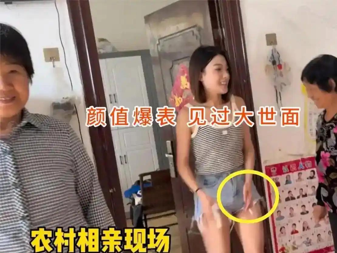 农村这场相亲，刚见面男生一眼就心动。姑娘长相亮眼，谈吐大方，说自己是做高端服务，