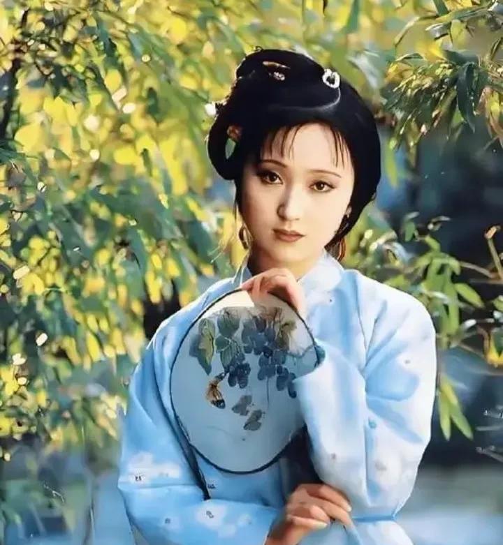#林黛玉的出身真的比薛宝钗更好吗#林黛玉祖上是四代列侯的钟鼎书香之家，到了父亲林