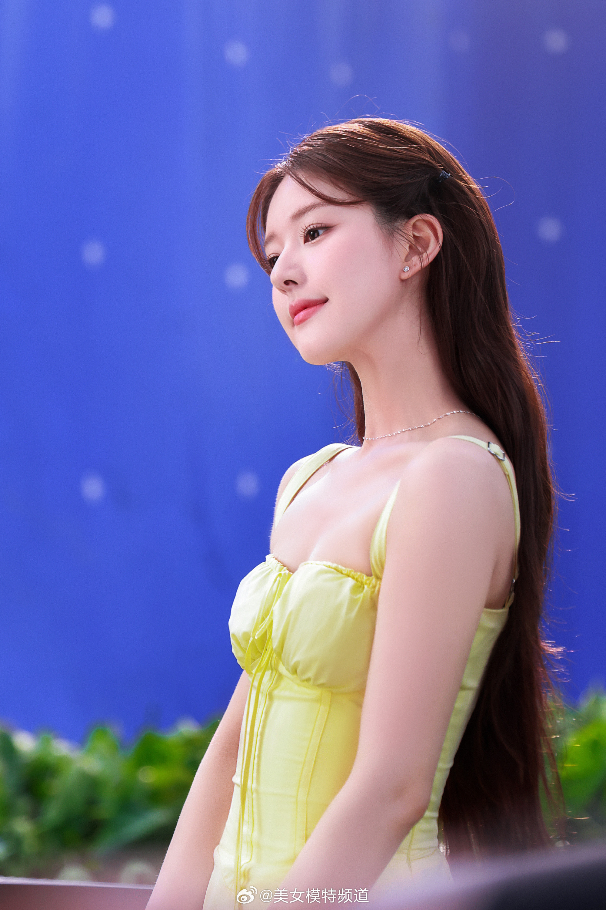 赵露思吊带裙写真