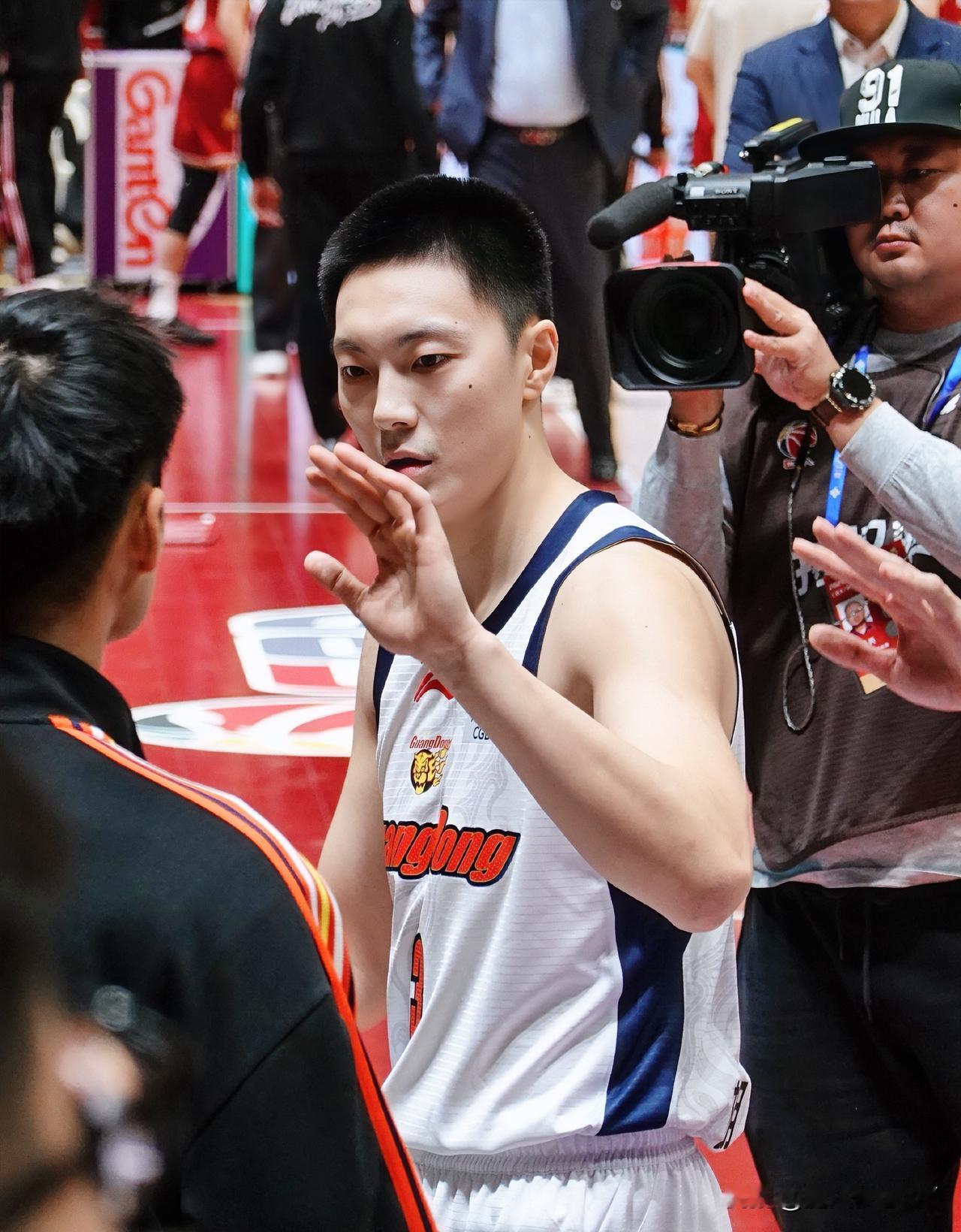 不出意外，意外还是出了，整体表现不佳的胡明轩居然在第4节贡献了一个非常关键