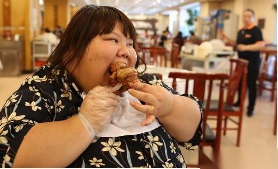 太寒心！某地一名女子嫌自己太胖，铁了心减肥，连续两个月三顿饭几乎只吃蔬菜、鱼肉和