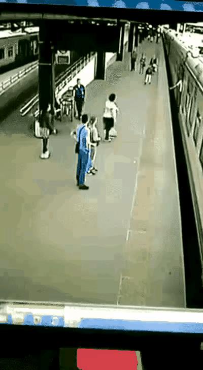 一名华人大妈在国外和女儿约好准备坐地铁出行，因为来晚一步，地铁已经开始缓缓起步。