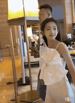 这美女脸上写满了自信