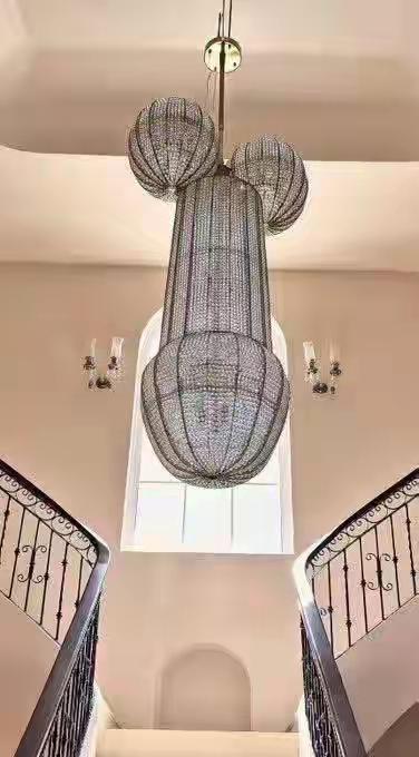 同事家新居落成，邀请我们去他家做客，一进门就被他家吊在大厅天花板上的吊灯给吸引了