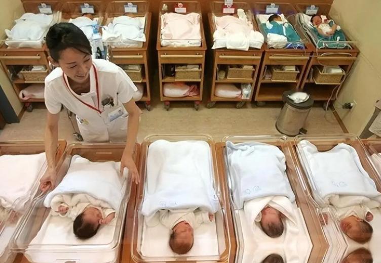 当年全面二孩政策落地前后，知名人口学者翟振武的一组测算曾被推上风口，其中“970
