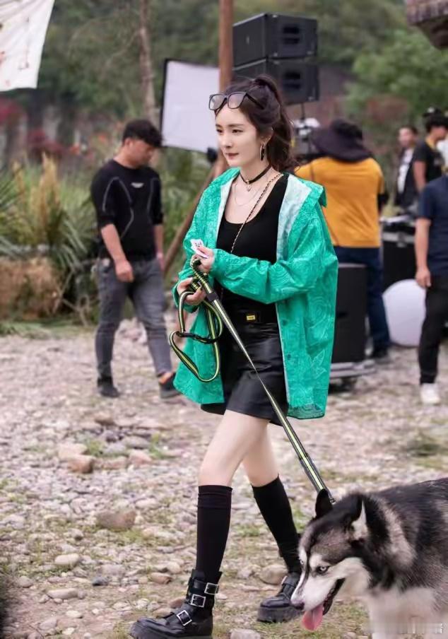 杨幂演绎春夏热辣穿搭，下衣失踪秀长腿，幂式穿搭果然不让人失望​​​