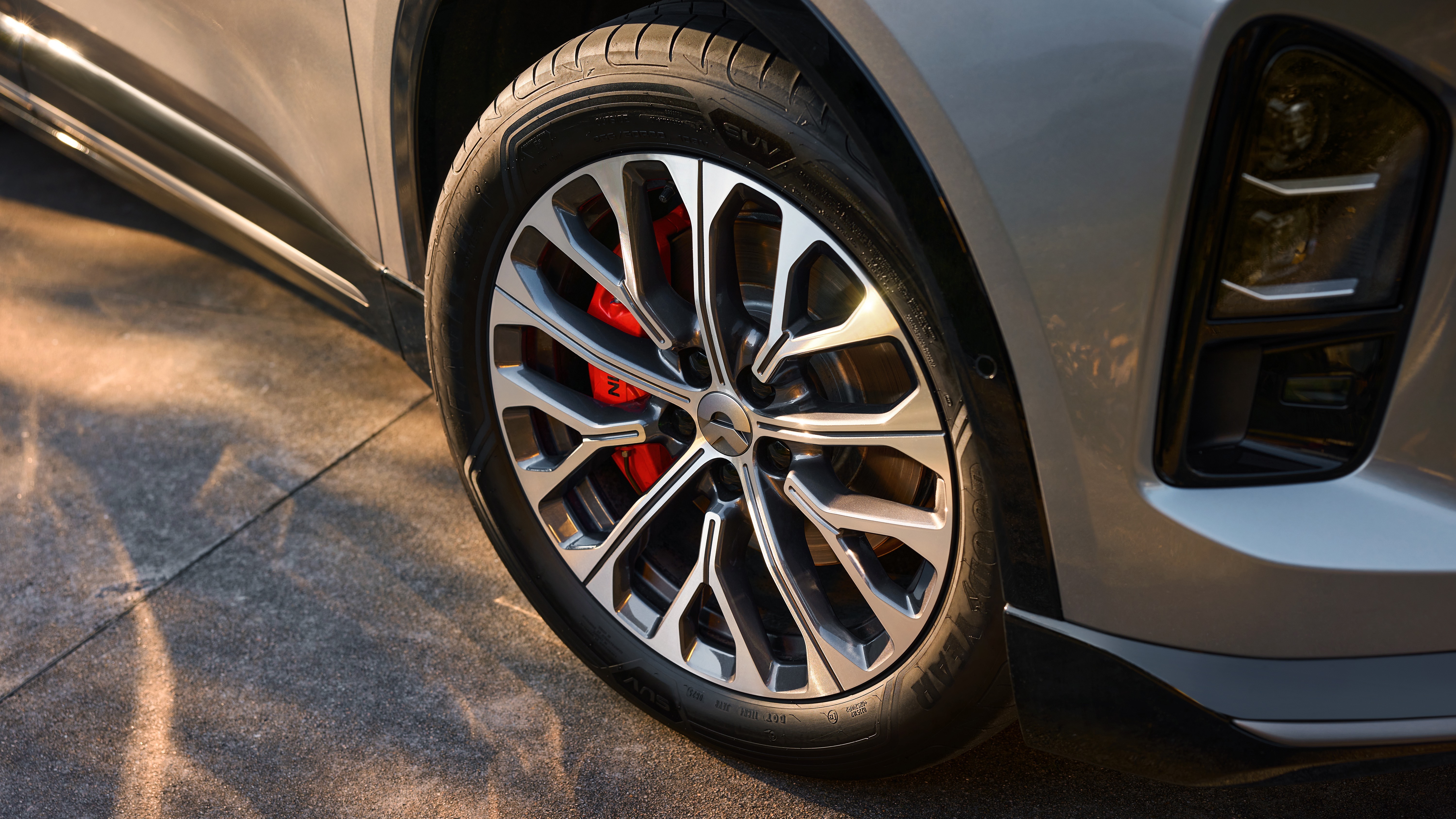 蔚来ES6迎来第30万下线，官方推出了一款纪念版本，整车售价34.98万，租电B