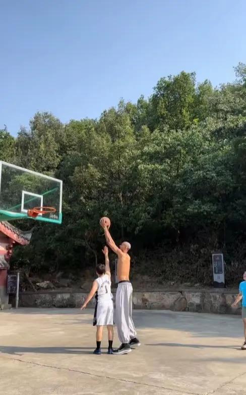 倾尽全力摸不到手腕，这就是普通人和文班亚马一起打球的感觉！随着文班亚马已经离开