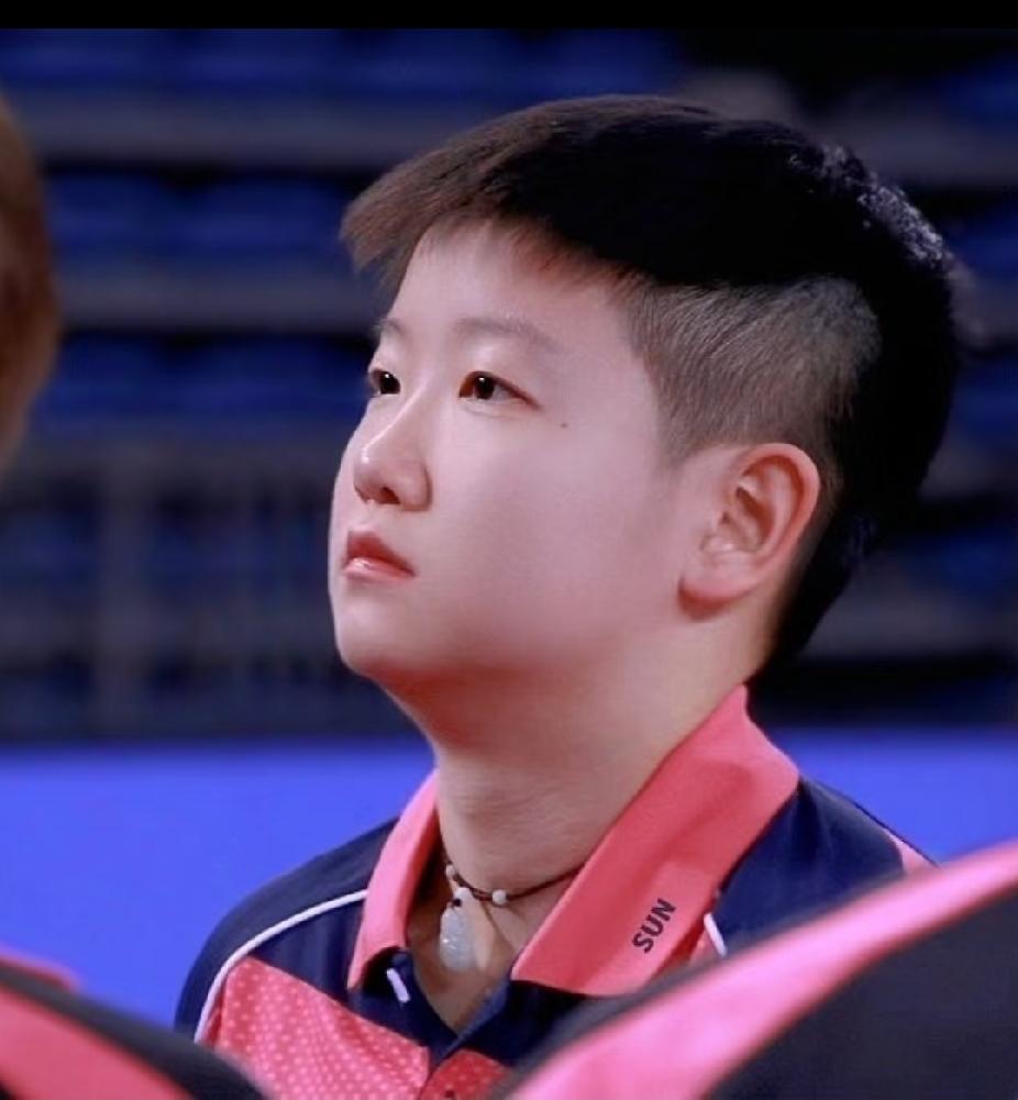 这款侧边铲青短发真的挑脸型挑气质，换别人大概率翻车，也就15岁初登乒超赛场的孙颖