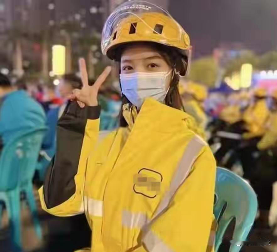 上海，00后女骑手葛女士送外卖时，竟被一男子骚扰。大年初六傍晚，葛女士爬五楼送餐