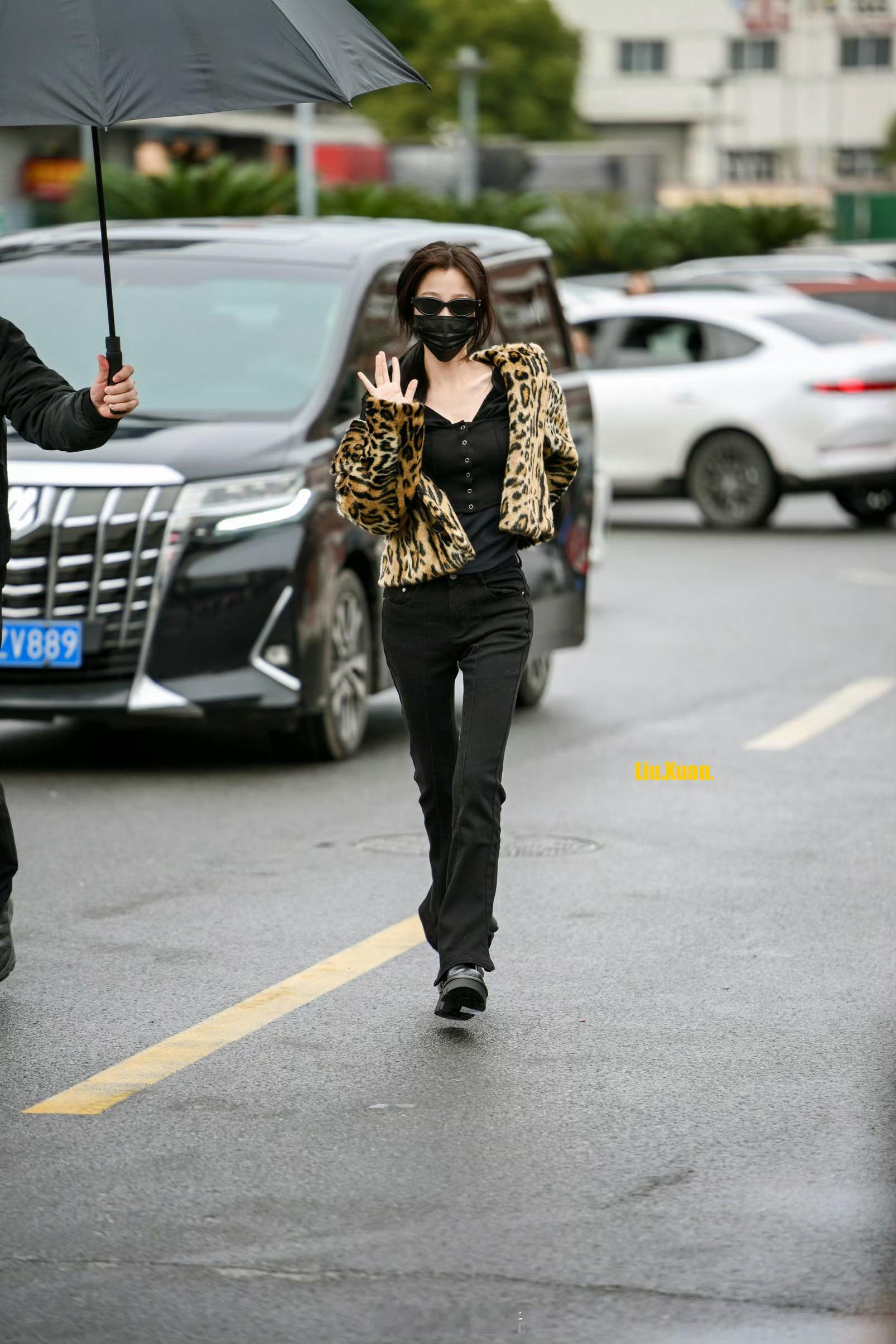 虞书欣豹纹装收手吧……