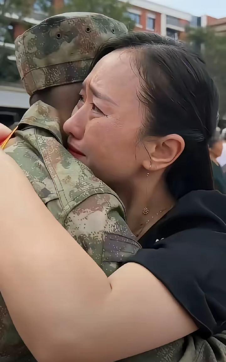 破防了！新兵欢送会上，别的孩子都有父母细心叮嘱、贴身照料，唯独这位少年身边，只有