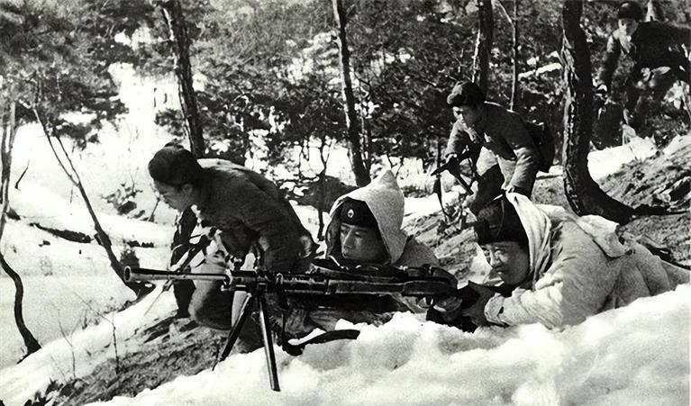 1950年，志愿军师长翟仲禹在废弃隧道苦熬三天三夜，突然发现对面“积雪”不对劲：