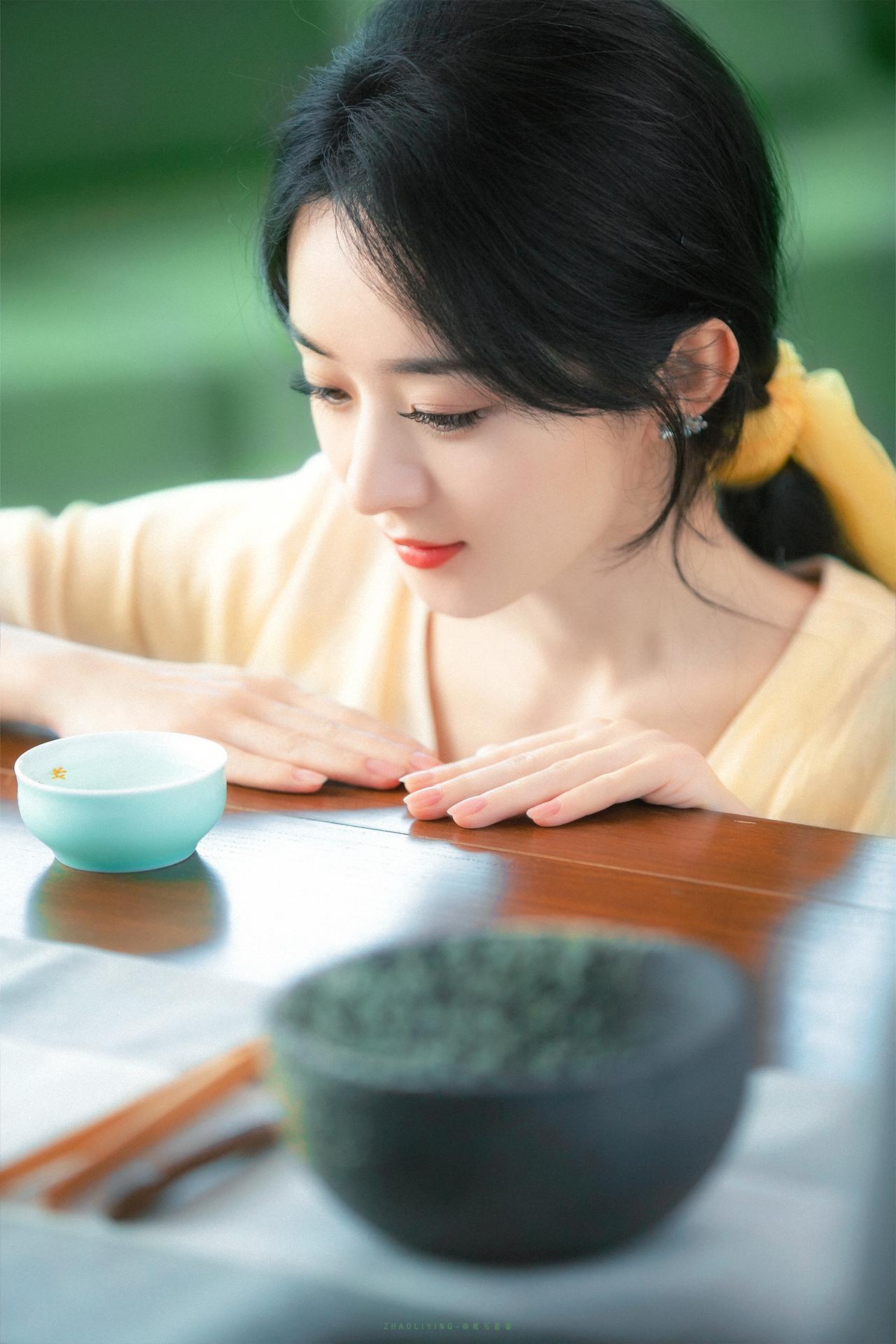赵丽颖｜把秋天的温柔，都藏进这杯桂香里晨起侍花，指尖轻触细碎金黄；闲