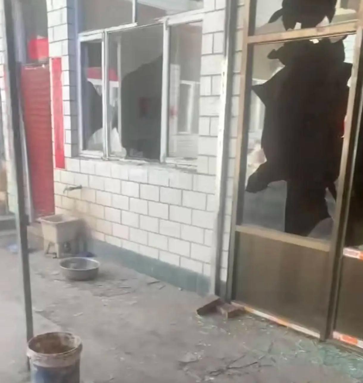 如果天黑后，好几个人踹开自家大门，冲进院子打砸，作为主人，你会如何去做？11月1