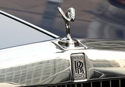 2025年的劳斯莱斯遭遇了啥？曾经一车难求的劳斯莱斯，如今在中国市场彻底“遇