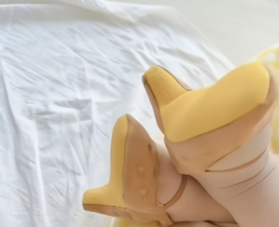 别给小孩买性感奶辣衣服了小孩，性感奶辣？婴儿的第一双高跟鞋，第一条包臀裙？？？这