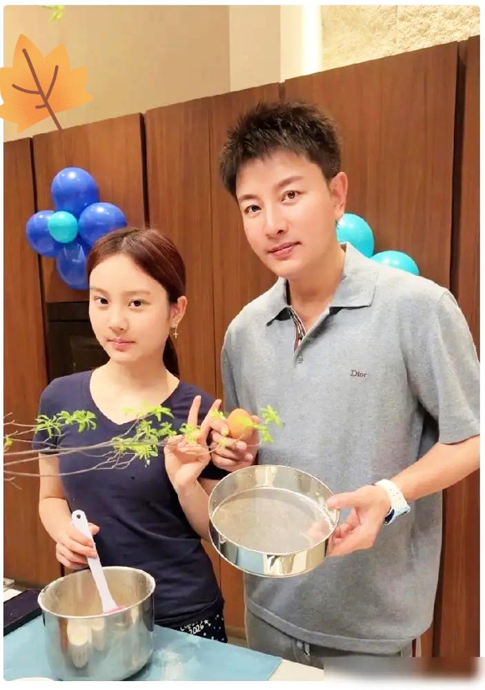 被嘲戴绿帽，42岁生日只有女儿作伴，贾乃亮这半生看着狼狈，实则早活透了！直播间里